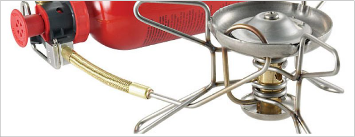 retkikeitin joka toimii sekä bensiinillä, kaasulla ja polttonesteellä