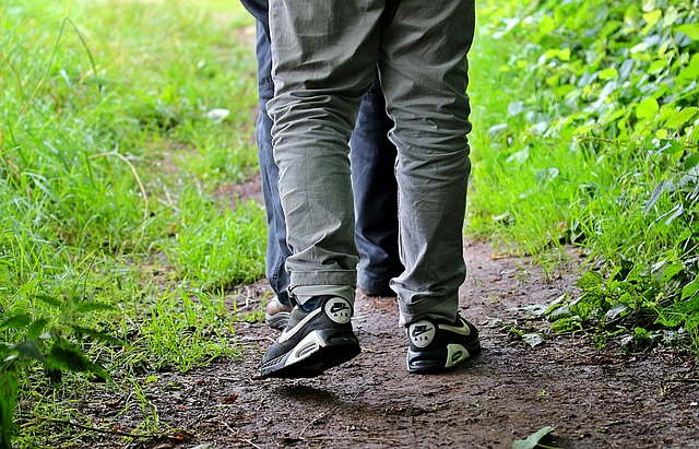 kaksi henkilöä maastopolulla